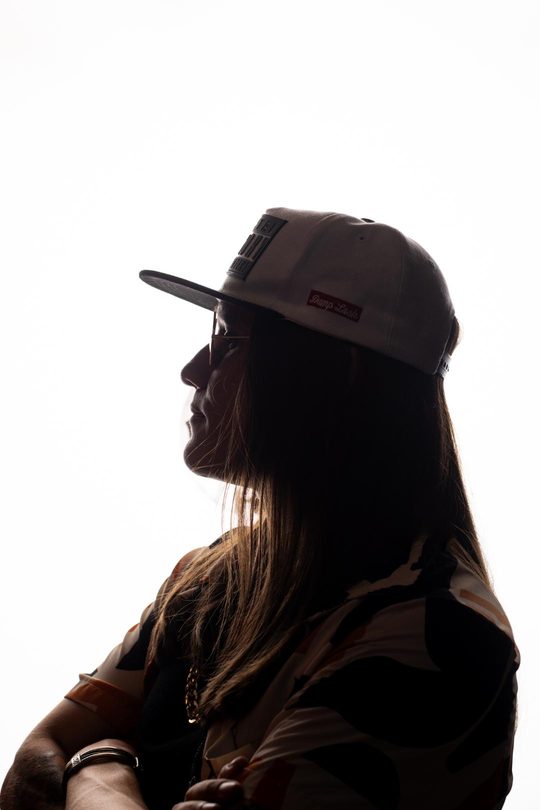 Mon'et in profile, backlit silhouette on white.
